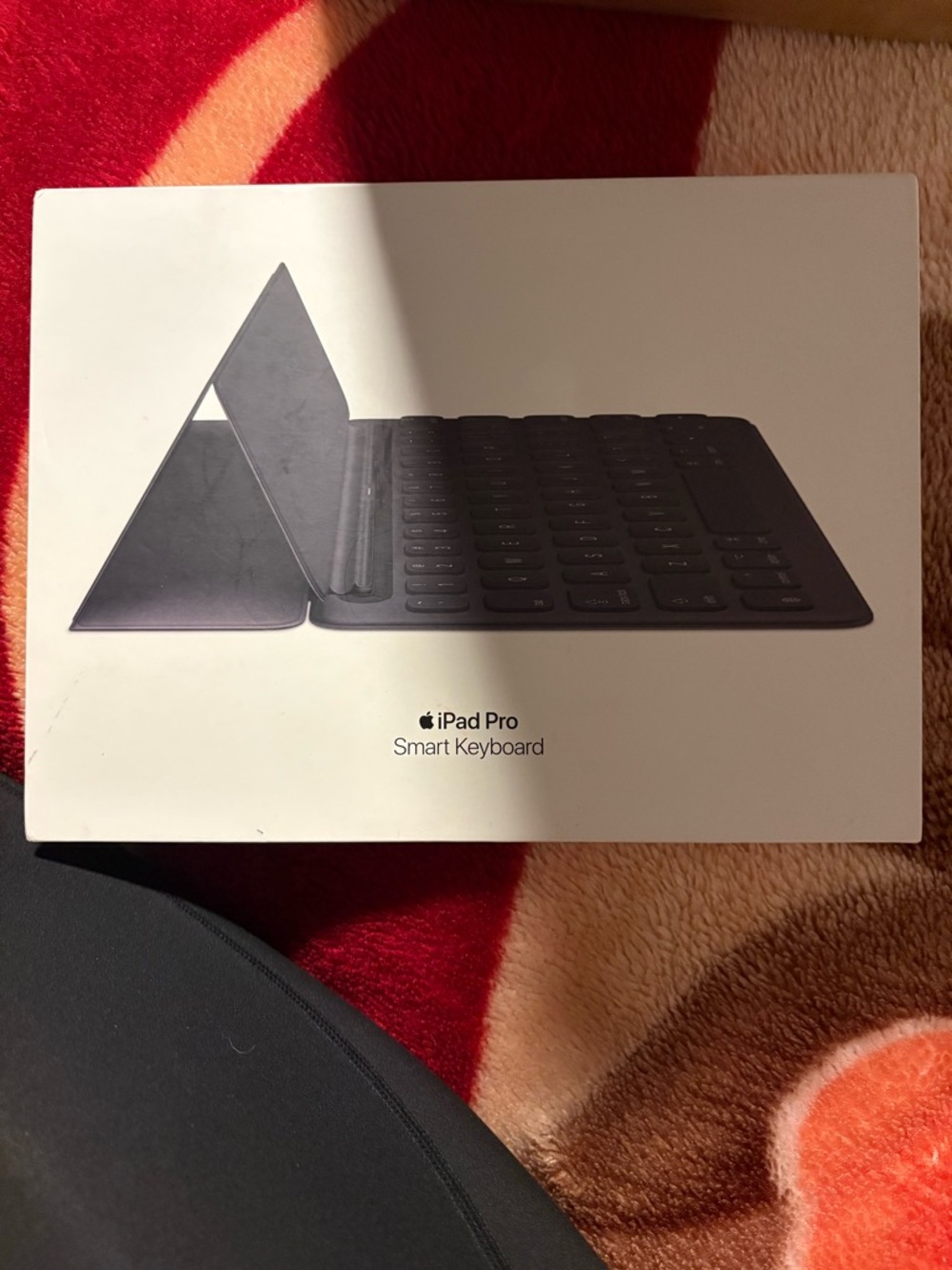 Apple Smart Keyboard for iPad Pro - Black and White